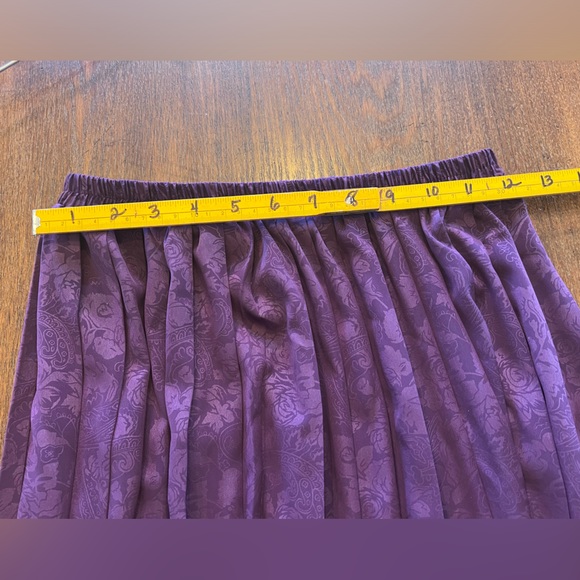 Lavender satin vintage accordion skirt (T21)Sz 8 see pics for measurements ☂️✨⭐️ - Picture 5 of 7